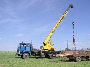 Żuraw dźwig samochodowy hydrauliczny z wysięgnikiem rozsuwanym